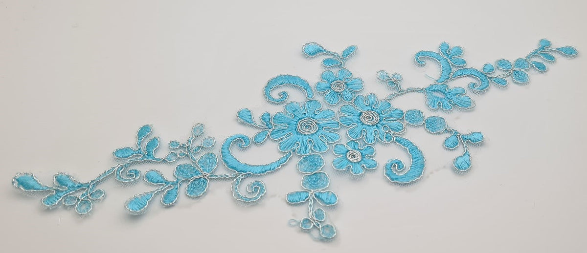 Motif en dentelle bleu turquoise clair fil argenté à coudre