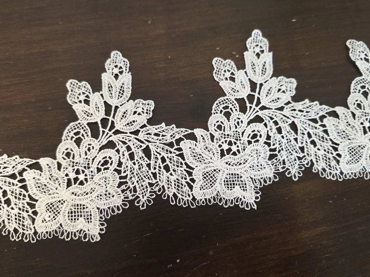 Galon de guipure ivoire brillant avec sequins