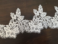 Galon de guipure ivoire brillant avec sequins