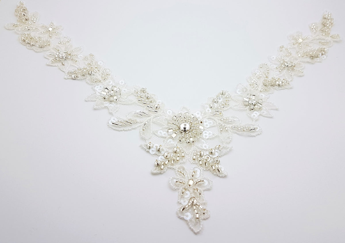 Motif  V strass et perles ivoire pour encolure robe de mariée