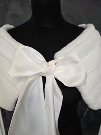 Étole mariée fausse fourrure ivoire – Mariage hiver – Noeud satin – Taille unique · vue 2