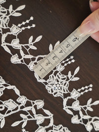 Galon Guipure Ivoire Clair Brillant à Sequins – Largeur 4 cm, au Mètre · vue 4