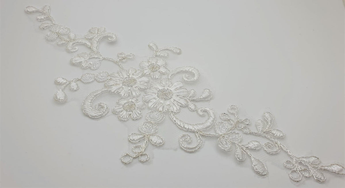 Motif blanc fleuris argenté