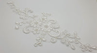 Motif blanc fleuris argenté
