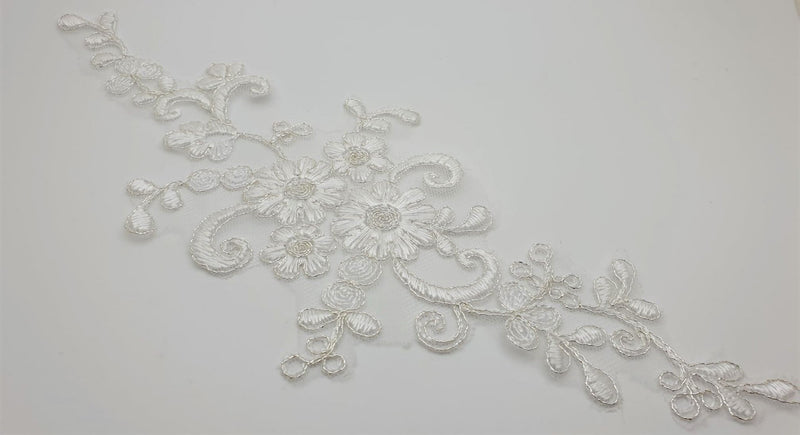Motif blanc fleuris argenté