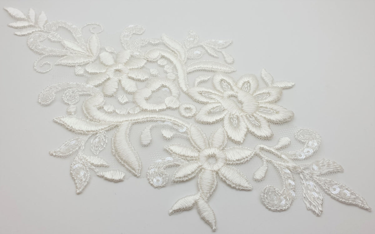 Motif en losange fleurs dentelle ivoire sequins pour robe de mariée