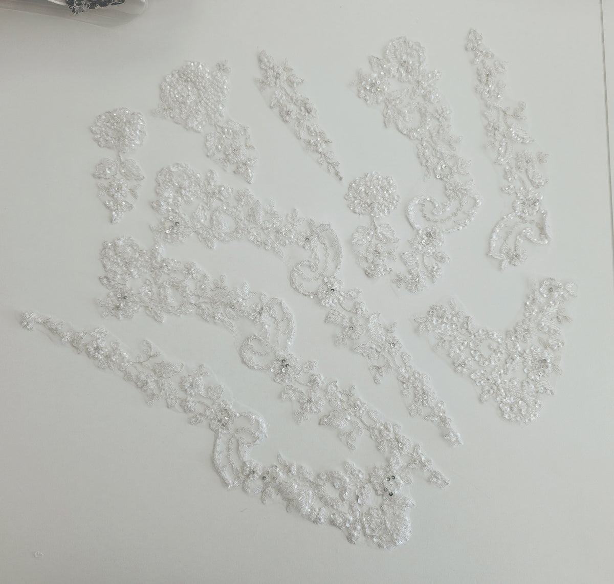 Ensemble de 10 motifs blanc fil argenté brillant et perles