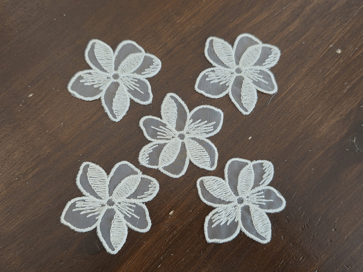 Lot de 5 fleurs dentelle ivoire clair 5 cm à coudre – appliqués brodés pour robe de mariée
