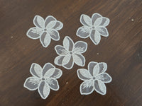 Lot de 5 fleurs dentelle ivoire clair 5 cm à coudre – appliqués brodés pour robe de mariée