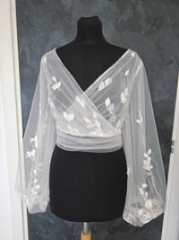 Top mariée tulle drapé brodé ivoire – Manches longues fluides – Dos V boutonné – Taille 44