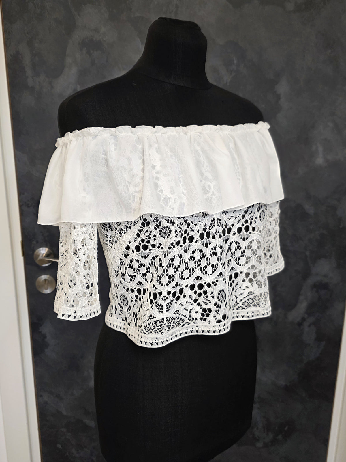 Top mariée ivoire épaules dénudées – Dentelle et volants – Dos boutonné – Taille M