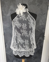 Top mariée blousant en dentelle française de Calais – Col montant – Dos ouvert boutonné · vue 2