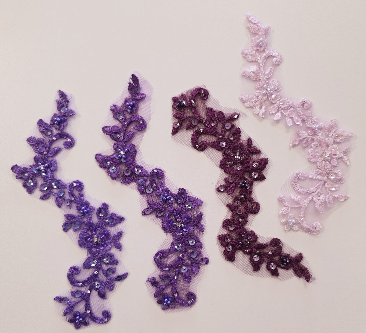 Lot de 4 motifs violets à coudre