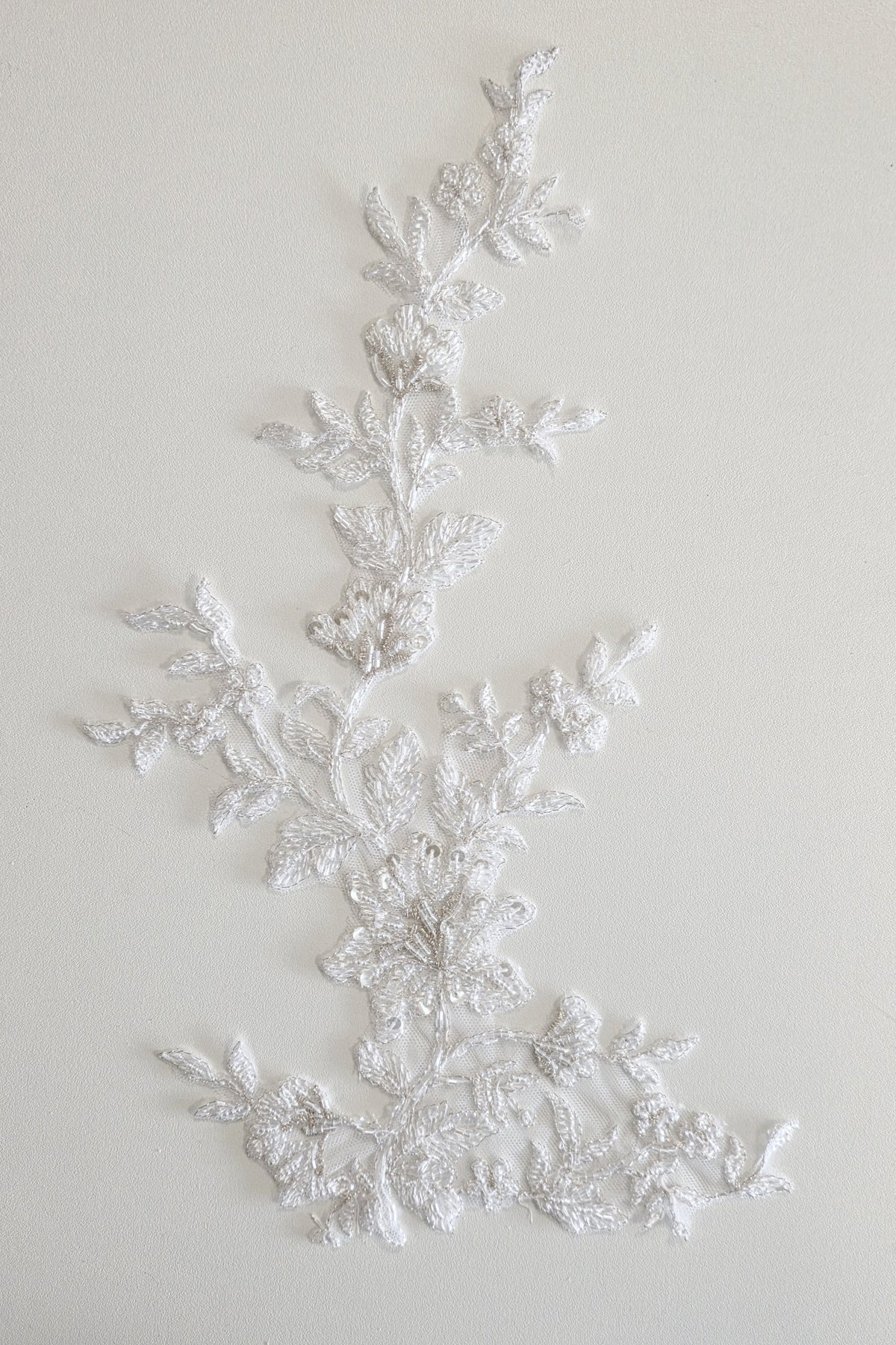 Grand motif blanc fil argenté à coudre robe mariée