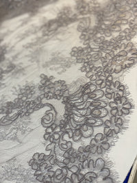 Dentelle grise  magnifique produit 50cm