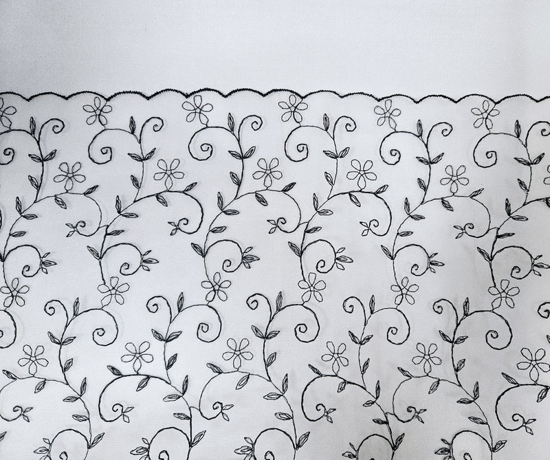 Coupon d'organza ivoire brodé noir Laize 130