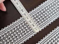 Galon de dentelle fine ivoire clair – Largeur 5 cm – Motif géométrique ajouré (vendu au mètre) · vue 3