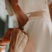 Robe de mariée fluide avec fente et manches en tulle brodé - Circé
