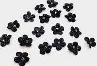 Petites fleurs noires avec perles