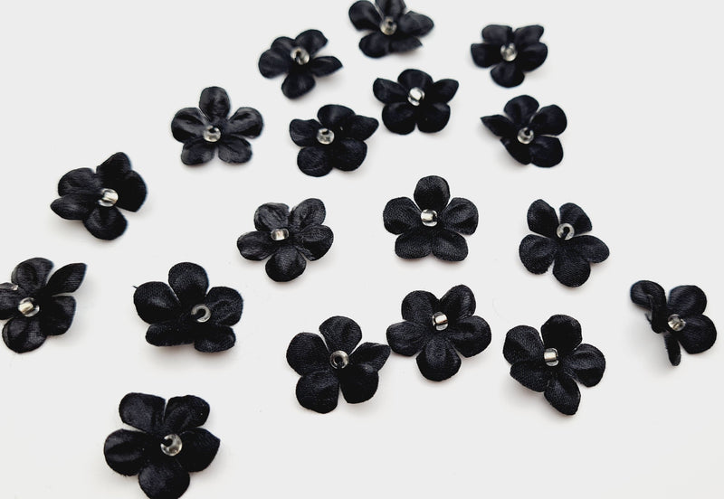 Petites fleurs noires avec perles