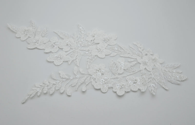 Motif ivoire clair dentelle avec perles et sequins