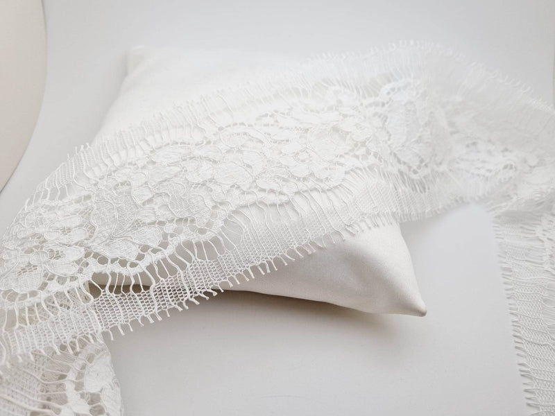Galon de dentelle francaise ivoire , robe de mariée champêtre bohème T4004