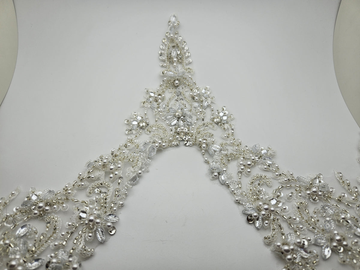 Motif perles et strass pour encolure V