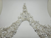 Motif perles et strass pour encolure V