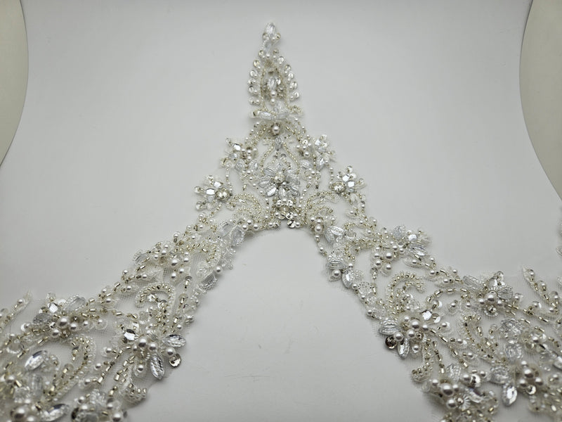 Motif perles et strass pour encolure V