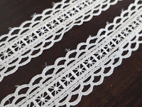 Dentelle brodée ivoire – Largeur 4 cm – Motif floral ajouré