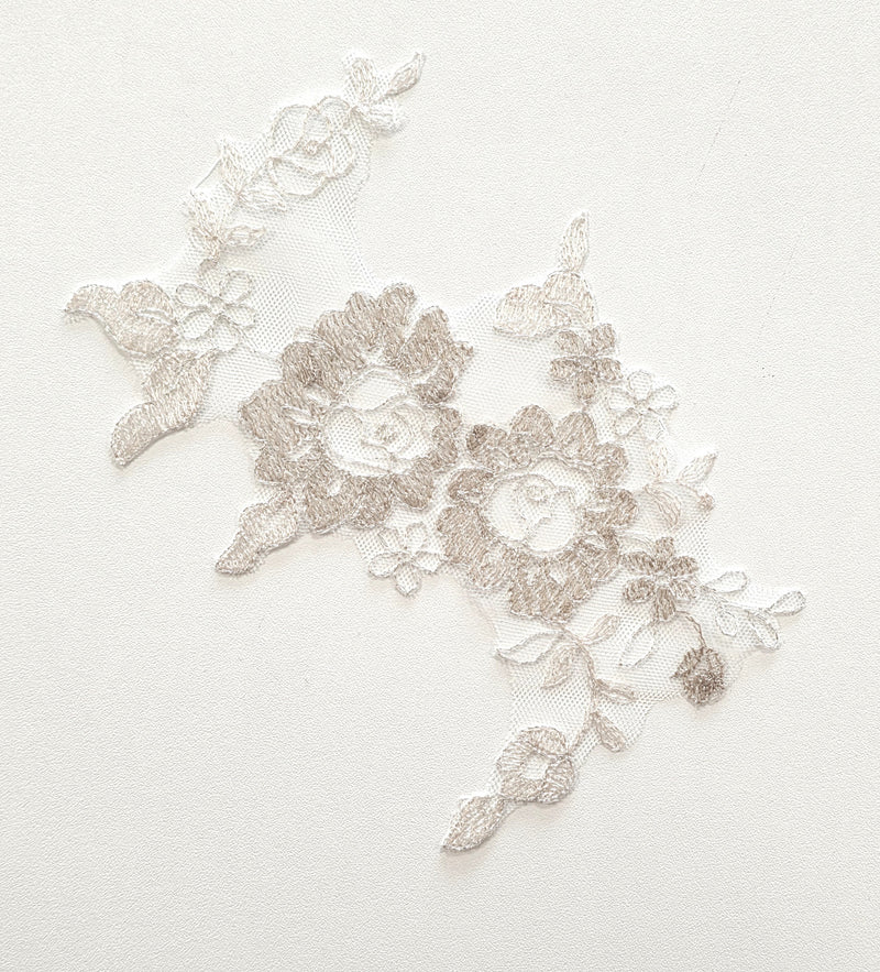 Motif cuivré ivoire doré dentelle fine