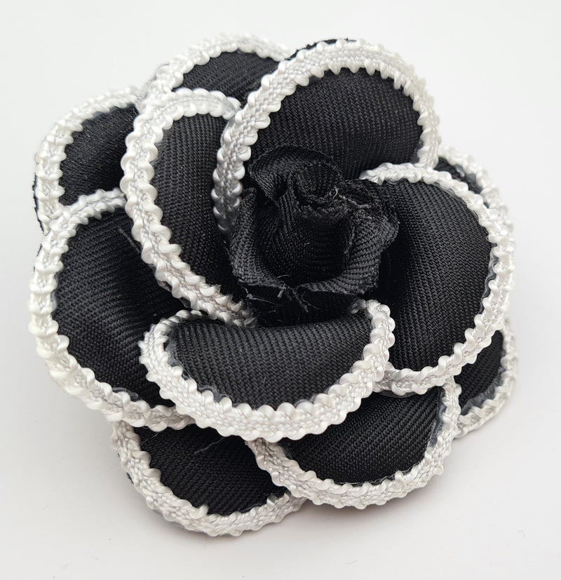 Broche fleur noire
