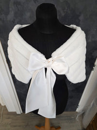 Étole mariée fausse fourrure ivoire – Mariage hiver – Noeud satin – Taille unique · vue 3