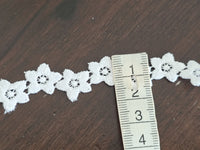 Galon blanc petites fleurs coupon unique de 3 mètres · vue 3