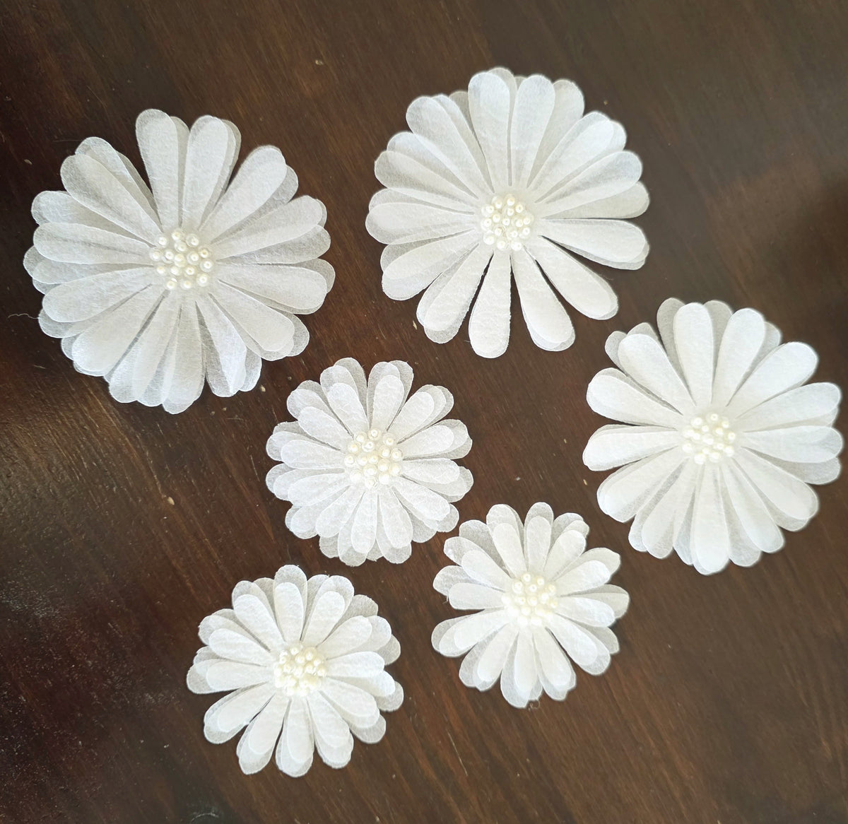 Lot de 6 fleurs ivoire avec perles
