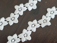 Galon blanc petites fleurs coupon unique de 3 mètres · vue 2