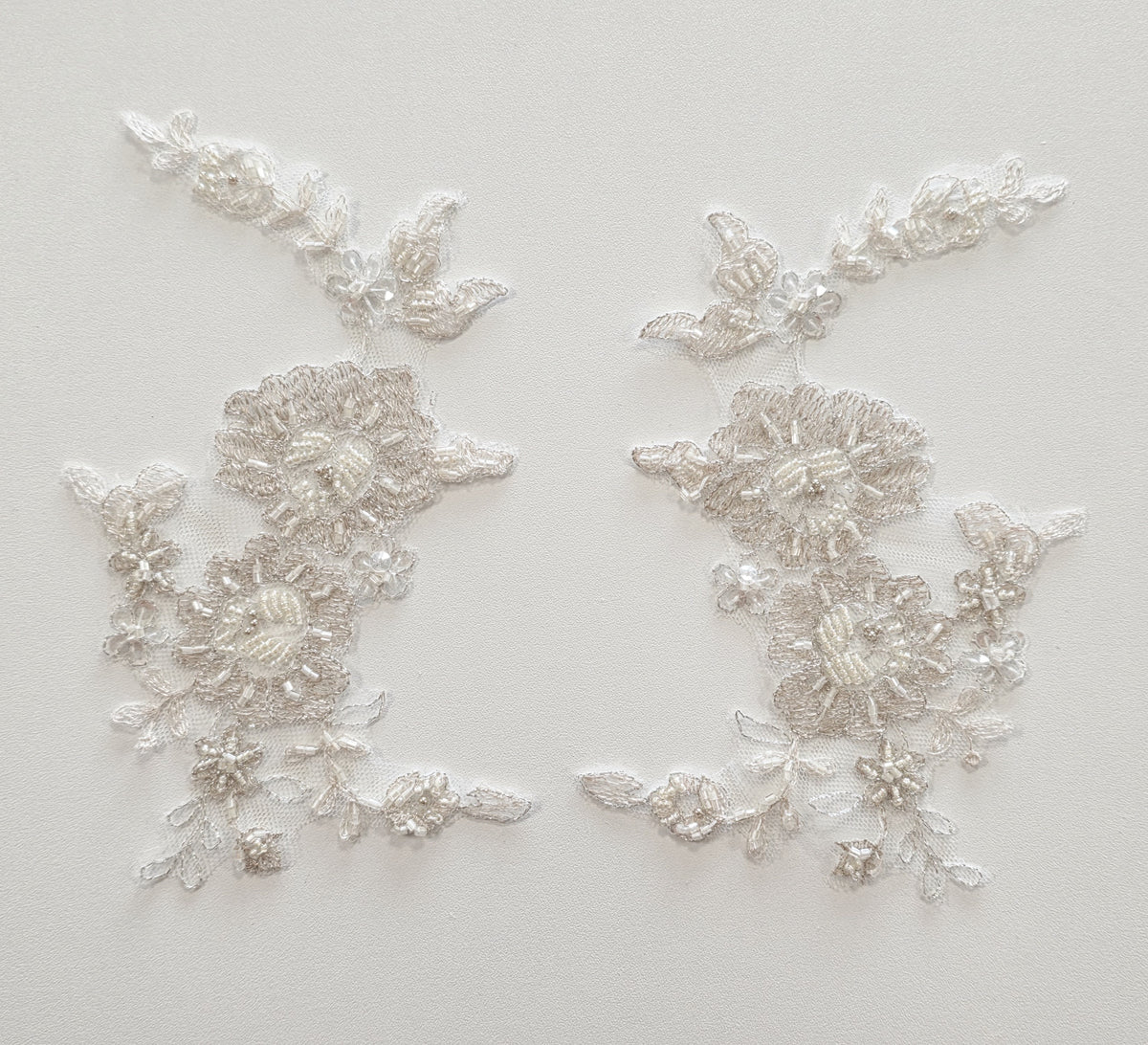 Lot unique de 2 motifs doré ivoire fil argenté et perles