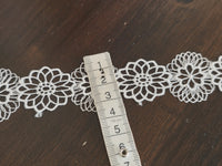 Galon Dentelle Guipure Ivoire Clair Fleurs Enchaînées — Largeur 3 cm | Vendu par 10 cm · vue 5