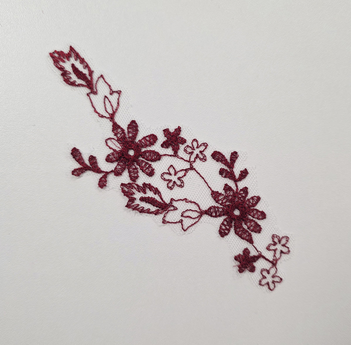 Motif rouge bordeaux fleurs à coudre