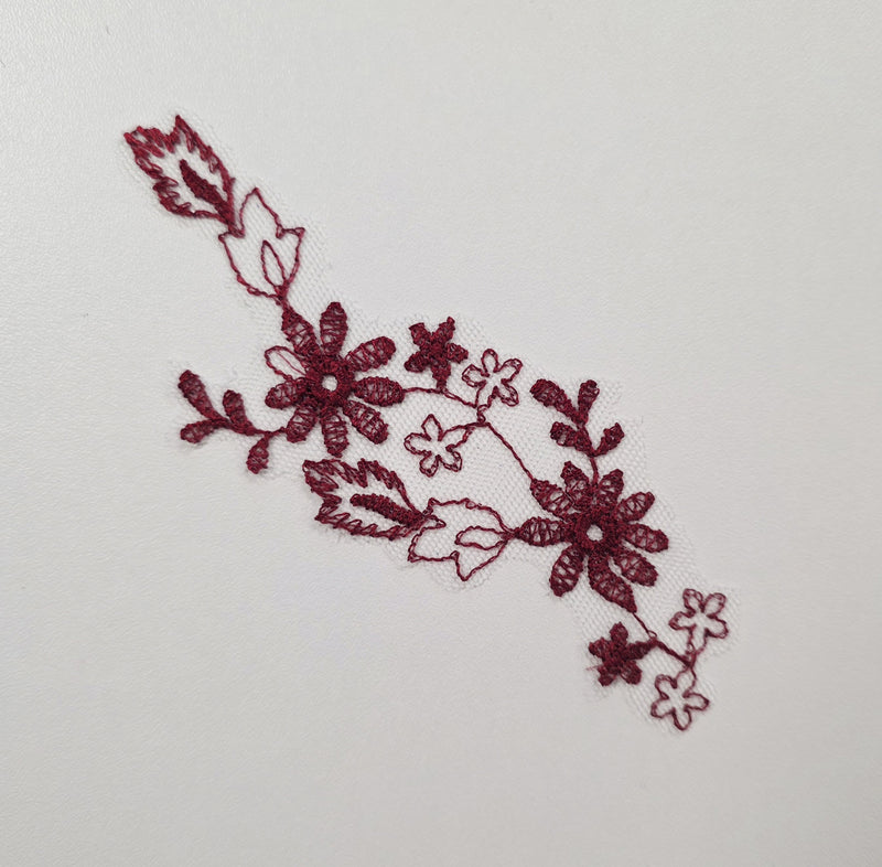 Motif rouge bordeaux fleurs à coudre