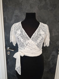 Top en dentelle cache coeur , petites manches taille 44