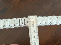 Galon couture ivoire plissé et perlé – 2 cm – finition relief raffinée pour robe de mariée – · vue 3