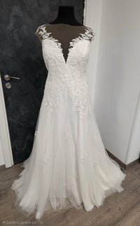 Robe de mariée forme trapèze avec petite traine Dernières pièces taille 50 et 42 · vue 7