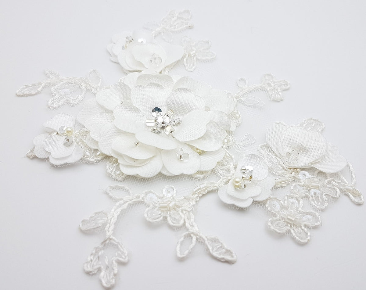 Motif dentelle fleurs 3D relief ivoire ou blanc