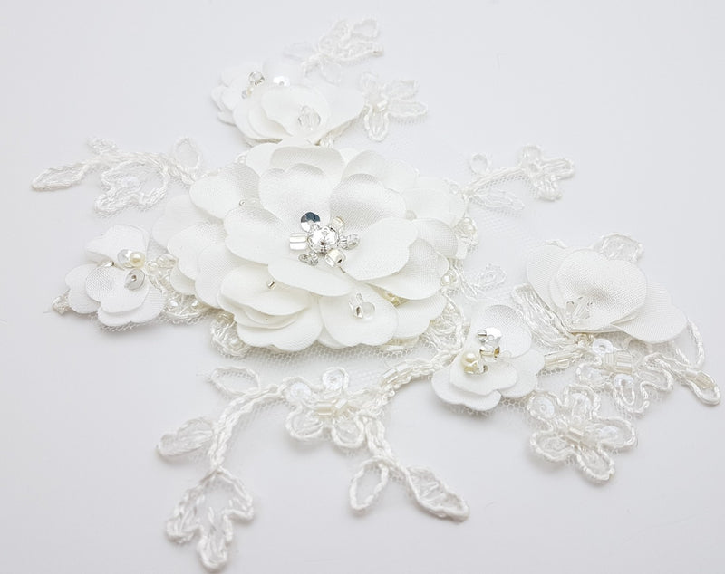 Motif dentelle fleurs 3D relief ivoire ou blanc