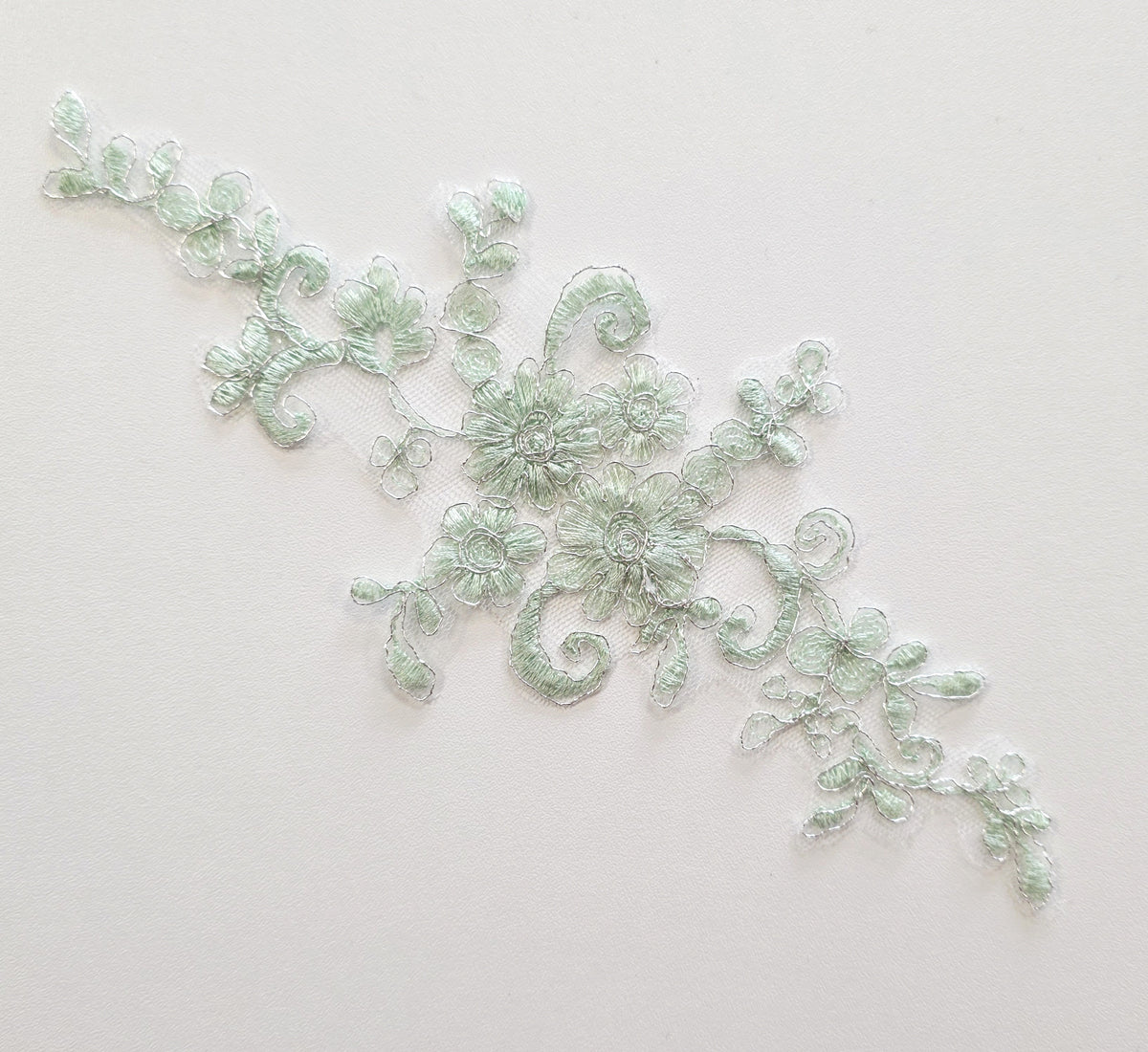 Motif vert clair en dentelle , fil argenté