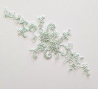 Motif vert clair en dentelle , fil argenté