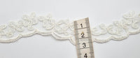 Galon dentelle bordure ivoire , blanc petites fleurs · vue 2