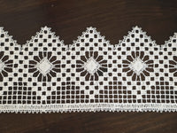 Galon Brodé Style Guipure – Motif Fleurs & Quadrillage | Ivoire | Largeur 10 cm