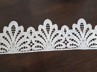 Dentelle brodée blanche – Largeur 10 cm – Motif éventail ajouré (vendue au mètre)